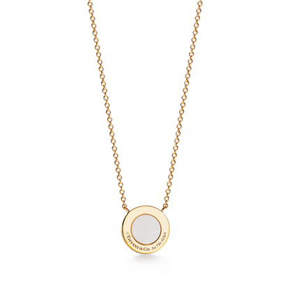 Tiffany T – Diamant- und Perlmutt-Kreisanhänger in Gelbgold