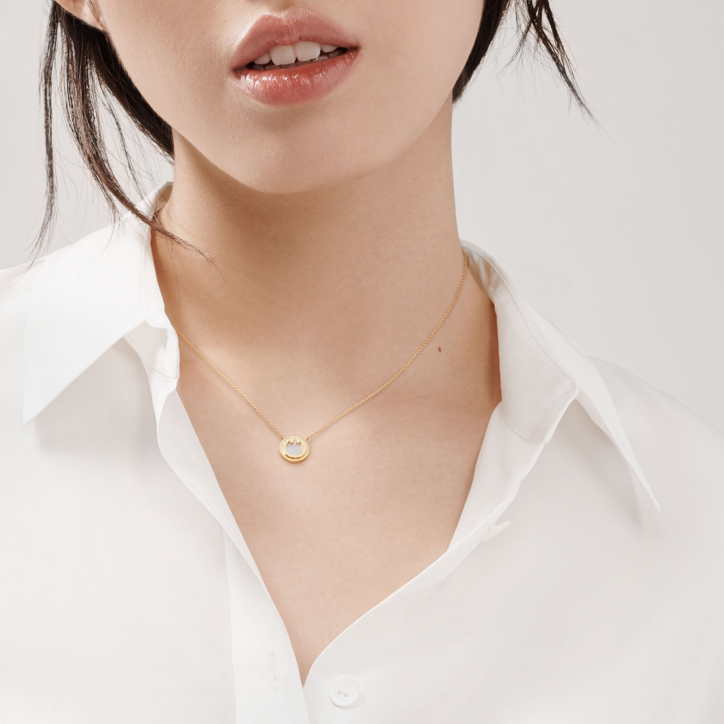 Tiffany T – Diamant- und Perlmutt-Kreisanhänger in Gelbgold